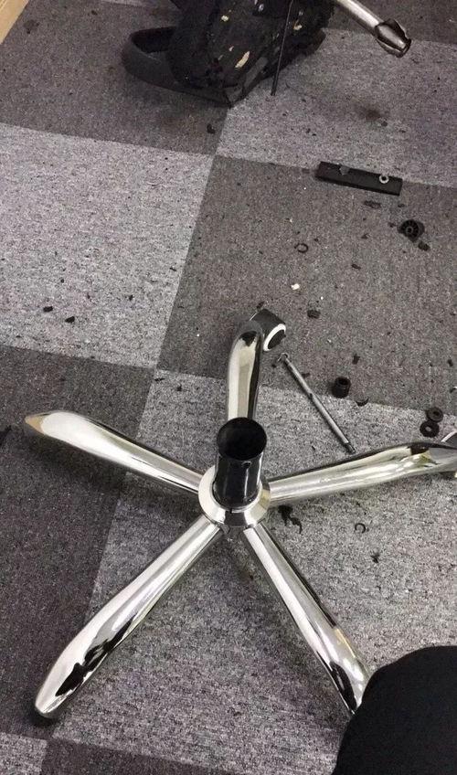 气压椅子爆炸视频